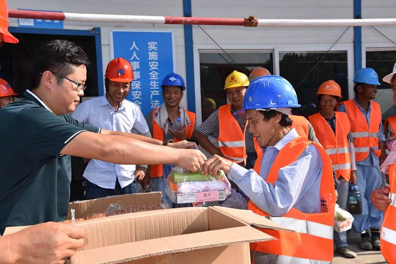 高新區(qū)住建局對農(nóng)貿市場項目進行高溫慰問